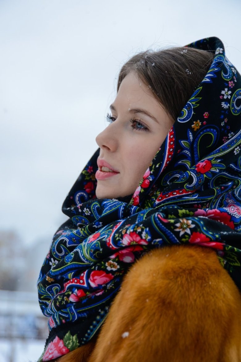 Красивая девушка в платке