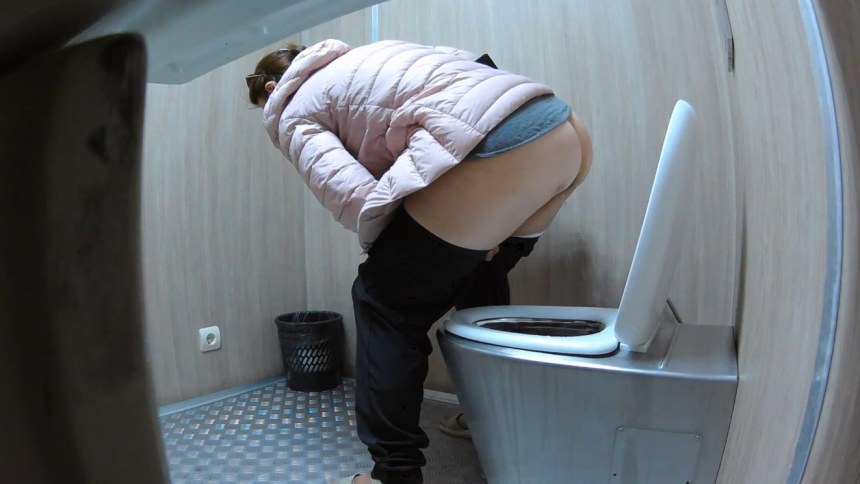 Женщины в туалете вид сверху