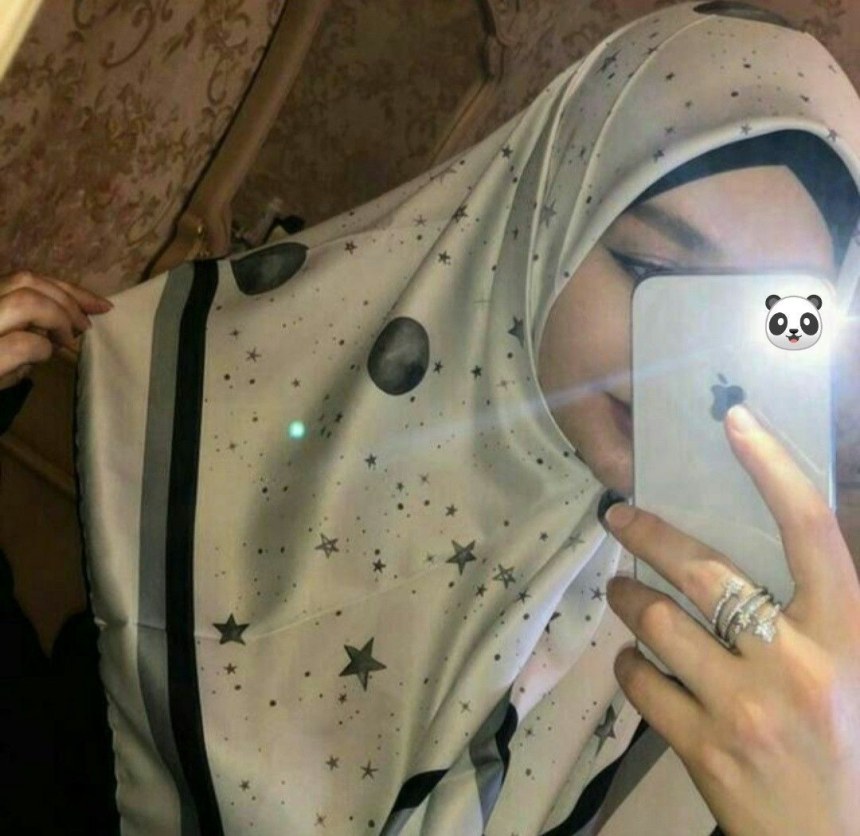 Девушка в хиджабе в зеркале