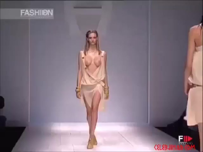 Грудь напоказ