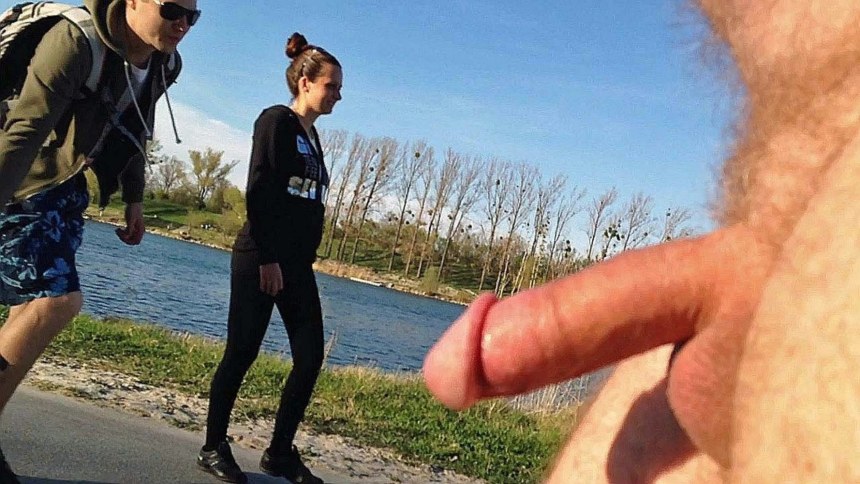 Показал пенис на улице