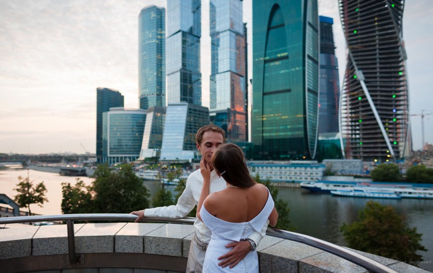Мужчина с девушкой Москва Сити