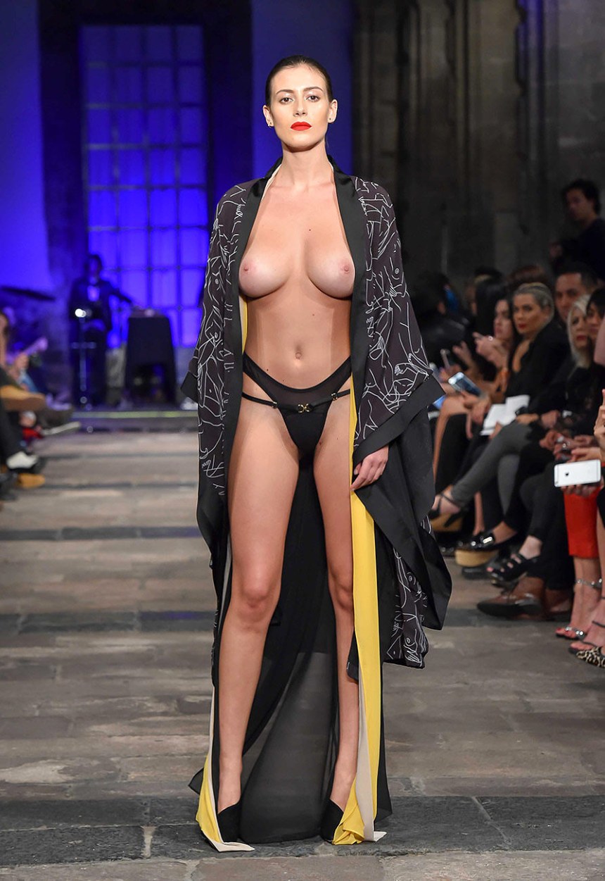 Alejandra Guilmant голая на подиуме