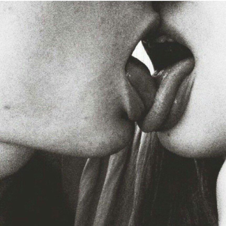 Язык к языку поцелуй