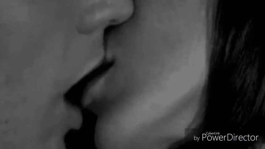 Страстный поцелуй в губы gif