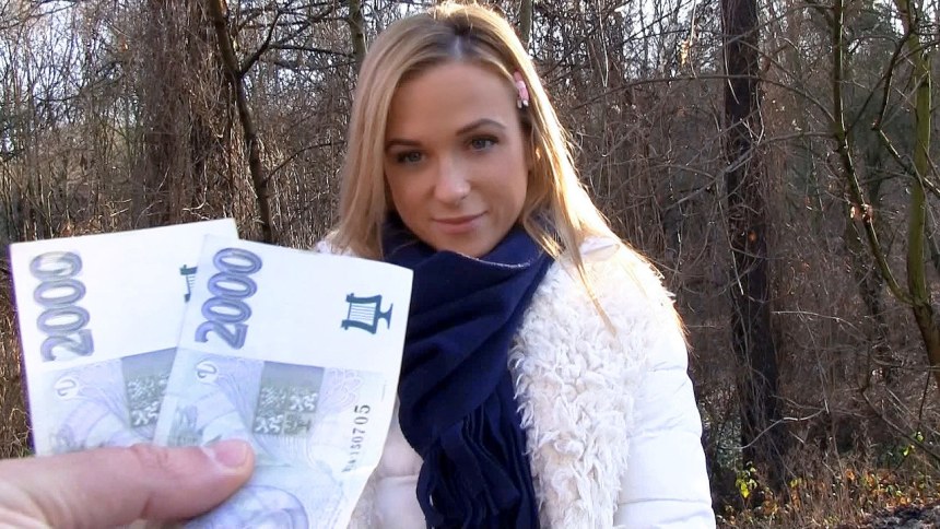 Симпатичная девушка за деньги