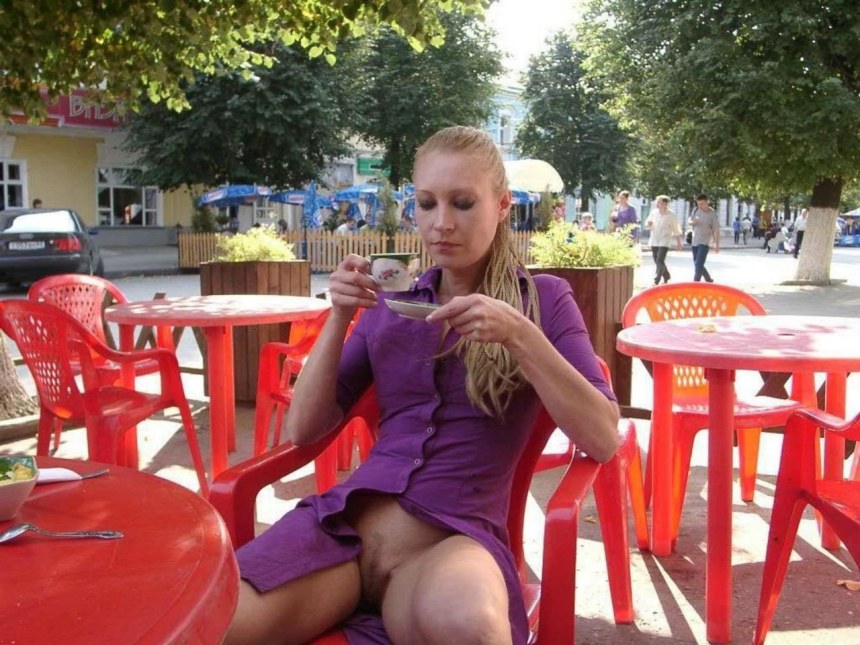 Девушка без трусов в кафе на улице