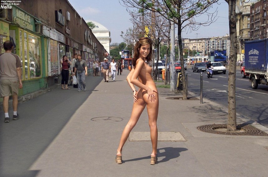 Раздетые девушки на улице