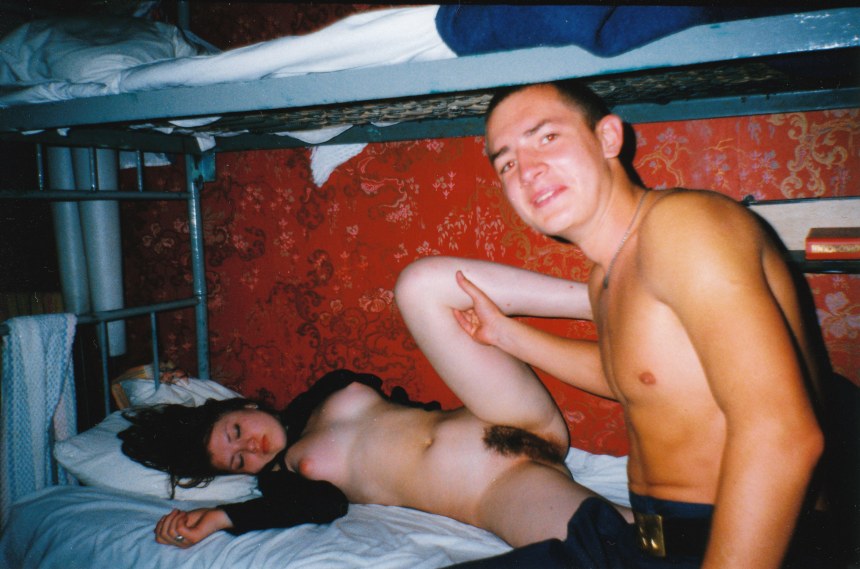 Голые пьяные девки в общаге
