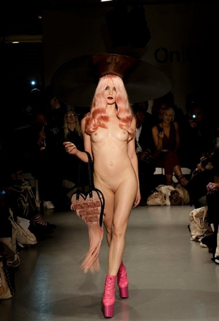 Чарли Ле Минду Charlie le naked