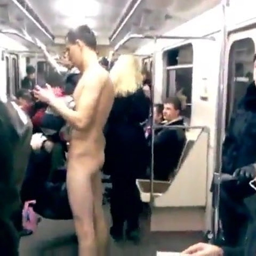 Голый мужик с немецком метро