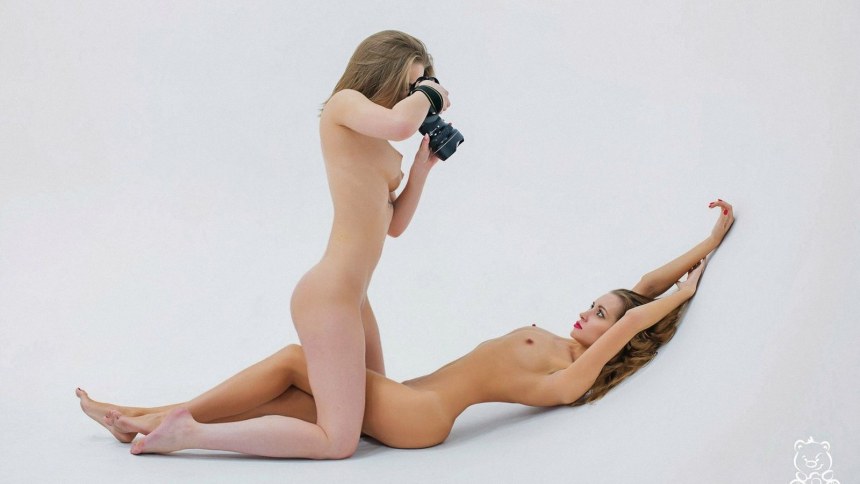 Голая модель позирует фотографу