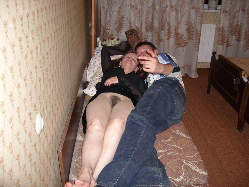 Пьяных спящих баб раздевают