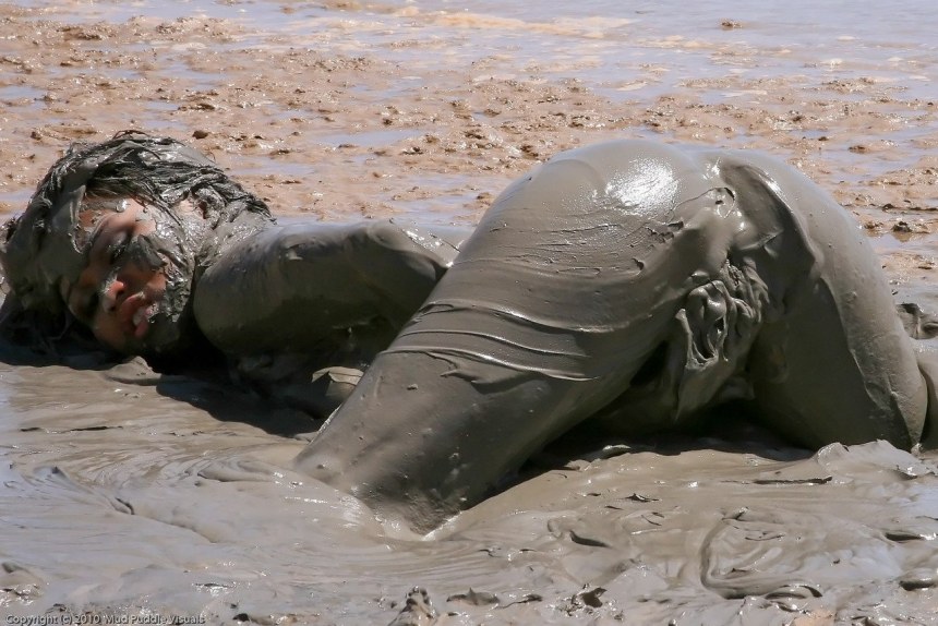 Фотосессия голых в глине