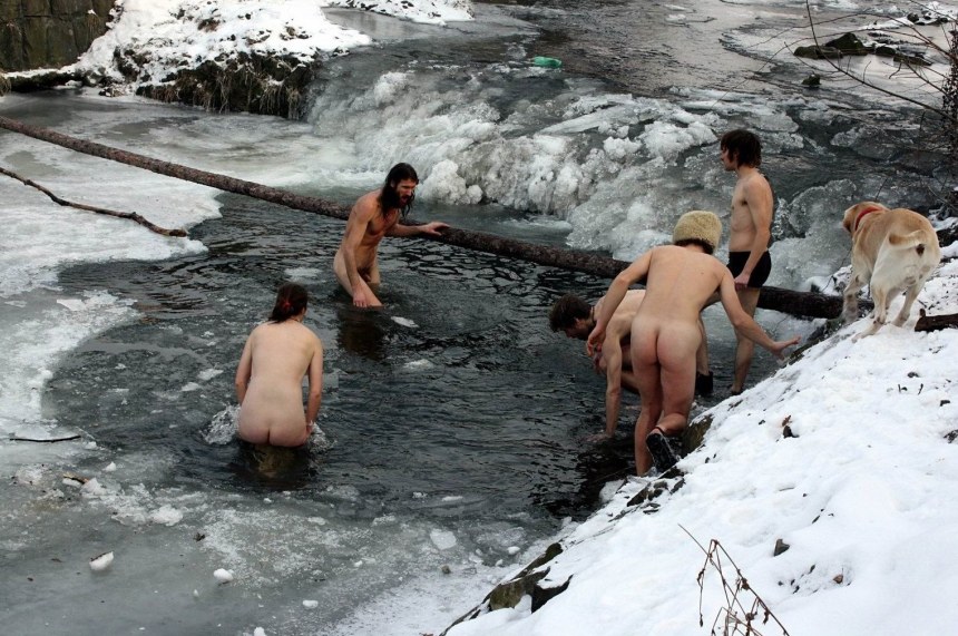 Купание в источнике голым