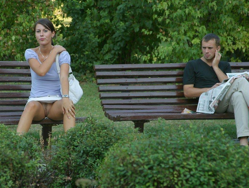 Девушка на лавочке без трусов