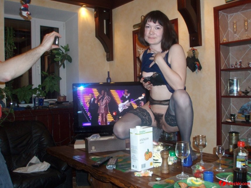 Стриптиз жены для друзей мужа