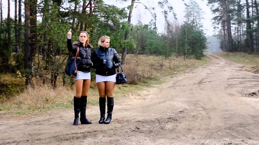 Две девушки на трассе