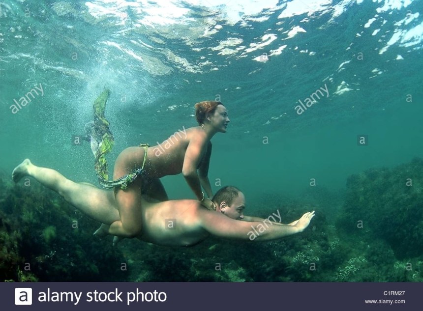 Голый мужчина под водой