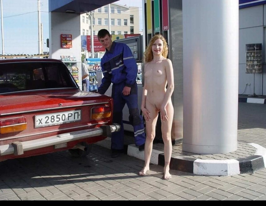 Голые женщины на автозаправке
