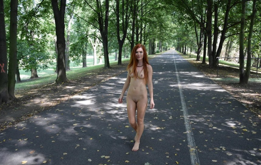 Девушка гуляет по улице без трусиков