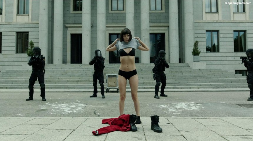 Урсула Корберо Токио hot