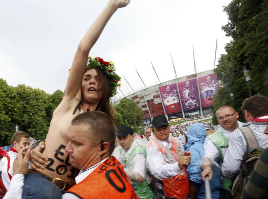 Femen оголений Довлатова купались евро 2012