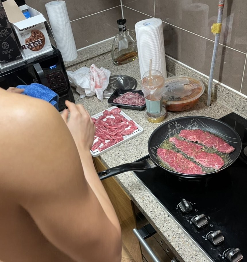 Голая готовит кушать