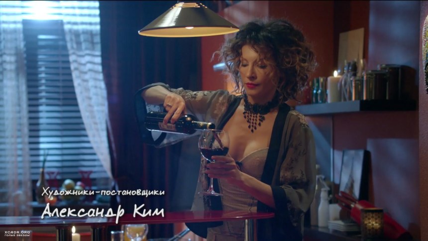 Голая Елена Подкаминская в сериале кухня