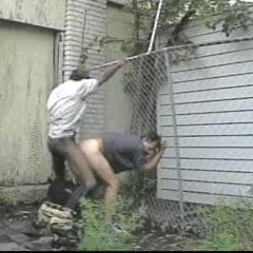 Бомжи ебутся на лестнице