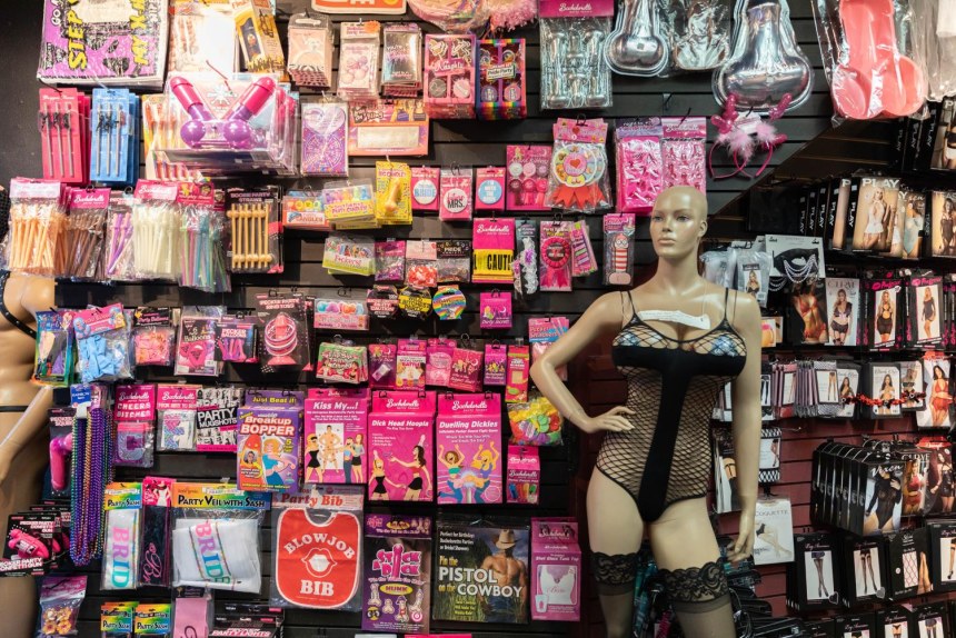 Public nude Sarka a Market в боулинге