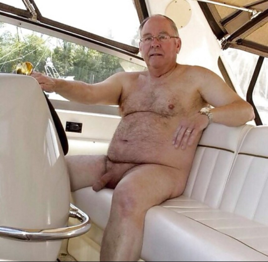 Жирный голый дед сидит