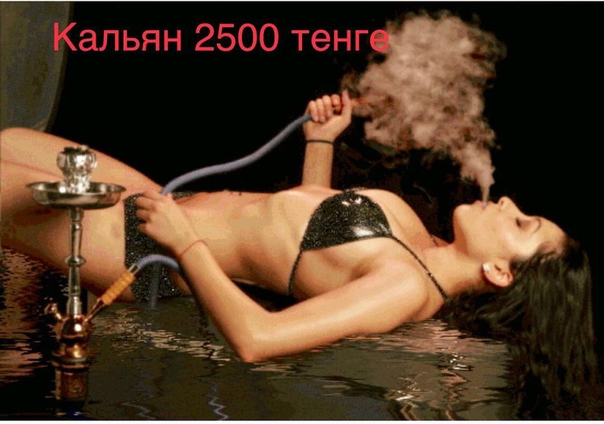 Девушка курит кальян