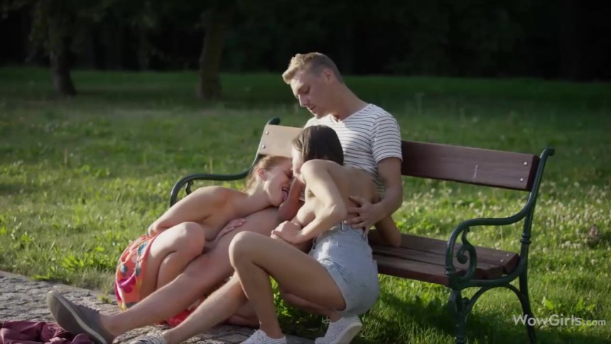 Ебля в парке на скамейке