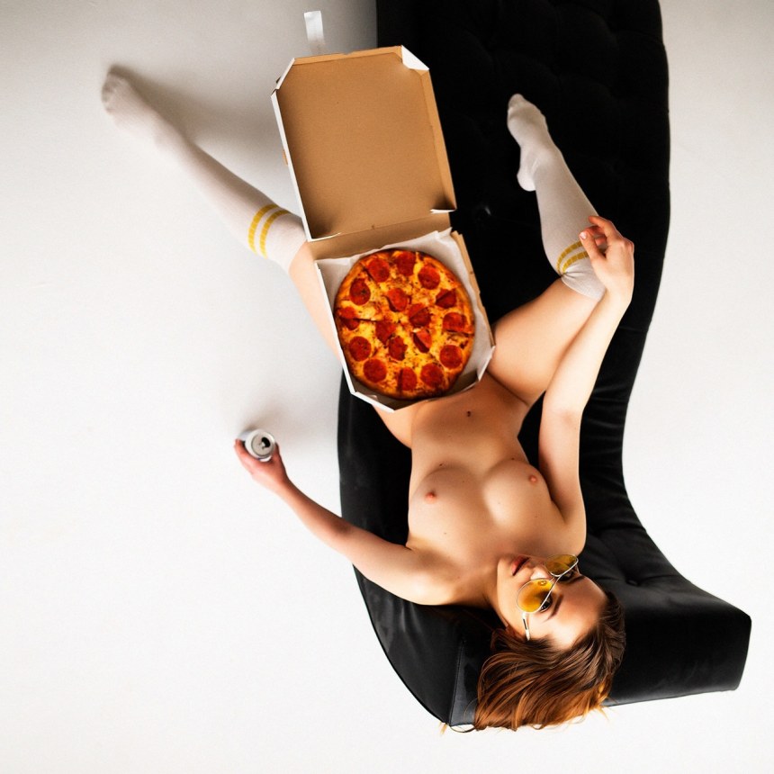 Реклама пиццы с голой девкой