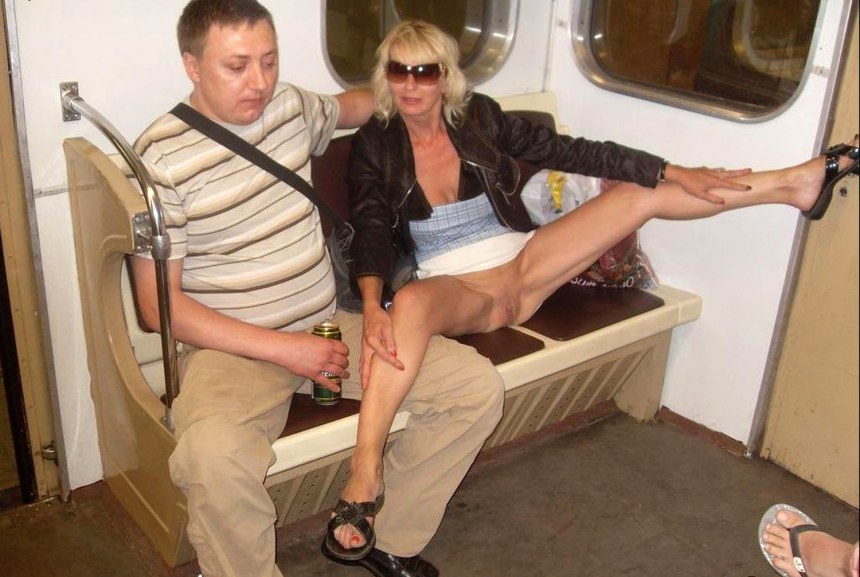 Зрелая без трусов в метро