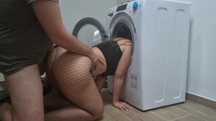 Порноактриса застряла в стиралке